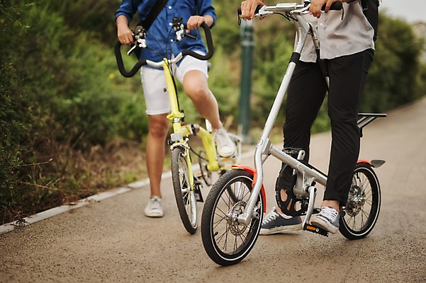 포토 JPG 주간 여자 남자 휴식 서기 20대 성인 야외 두명 한국인 하반신 출근 퇴근 사이클링 라이딩 미니벨로 자전거도로 성인만 스트라이다 국내포토 자연요소 컨셉 모션 사람 동양인 청년 자전거 육상스포츠 출퇴근 전용도로 파일형식