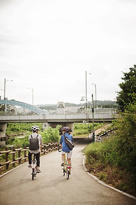 포토 JPG 주간 전신 여자 남자 20대 성인 야외 두명 뒷모습 한국인 출근 퇴근 사이클링 라이딩 미니벨로 자전거도로 탄천 성인만 스트라이다 국내포토 자연요소 뷰포인트 사람 동양인 청년 강 자전거 육상스포츠 출퇴근 전용도로 파일형식