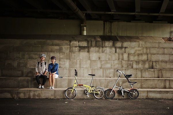 포토 JPG 주간 전신 여자 남자 휴식 앉기 20대 성인 야외 두명 앞모습 계단 다정 한국인 사이클링 미니벨로 성인만 스트라이다 국내포토 자연요소 뷰포인트 컨셉 모션 사람 동양인 청년 자전거 육상스포츠 파일형식