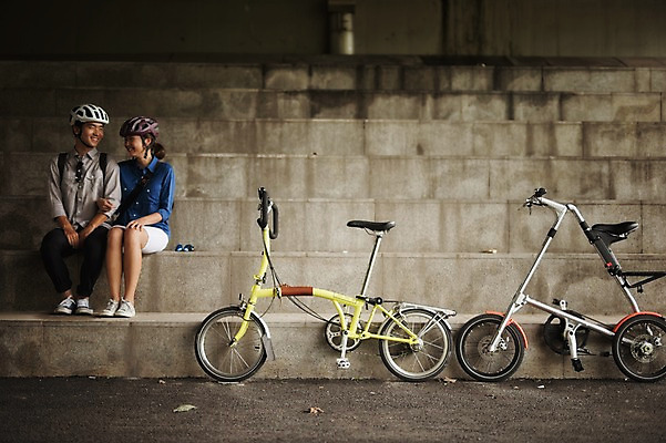 포토 JPG 주간 전신 여자 남자 휴식 앉기 20대 성인 야외 두명 앞모습 팔짱 계단 다정 한국인 사이클링 미니벨로 성인만 스트라이다 국내포토 자연요소 뷰포인트 컨셉 모션 사람 동양인 청년 자전거 육상스포츠 파일형식