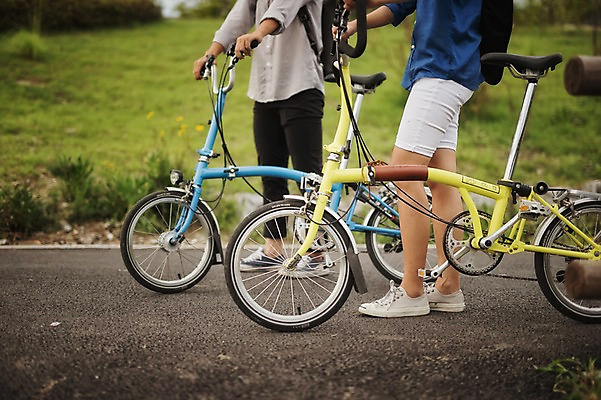 포토 JPG 주간 여자 남자 서기 20대 성인 야외 두명 옆모습 걷기 한국인 하반신 출근 퇴근 사이클링 미니벨로 자전거도로 탄천 성인만 국내포토 자연요소 뷰포인트 모션 사람 동양인 청년 강 자전거 육상스포츠 출퇴근 전용도로 파일형식