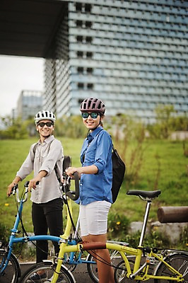 포토 JPG 주간 여자 남자 서기 미소 상반신 20대 성인 야외 두명 옆모습 걷기 한국인 출근 퇴근 사이클링 미니벨로 자전거도로 탄천 성인만 국내포토 자연요소 뷰포인트 모션 표정 사람 동양인 청년 강 자전거 육상스포츠 출퇴근 전용도로 파일형식