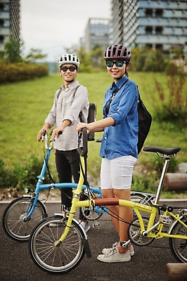 포토 JPG 주간 전신 여자 남자 서기 미소 20대 성인 야외 두명 옆모습 걷기 한국인 출근 퇴근 사이클링 미니벨로 자전거도로 탄천 성인만 국내포토 자연요소 뷰포인트 모션 표정 사람 동양인 청년 강 자전거 육상스포츠 출퇴근 전용도로 파일형식