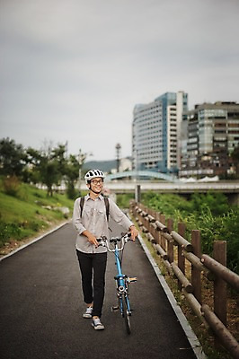 포토 JPG 주간 전신 남자 한명 서기 20대 야외 앞모습 걷기 한국인 출근 퇴근 사이클링 미니벨로 자전거도로 탄천 남자만 성인남자만 청년남자만 성인남자한명만 국내포토 자연요소 1 뷰포인트 모션 사람 동양인 청년 강 자전거 육상스포츠 출퇴근 전용도로 남자한명만 청년만 성인만 파일형식