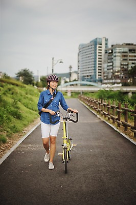 포토 JPG 주간 전신 여자 한명 서기 20대 야외 앞모습 걷기 한국인 출근 퇴근 사이클링 미니벨로 자전거도로 탄천 여자만 성인여자만 청년여자만 성인여자한명만 국내포토 자연요소 1 뷰포인트 모션 사람 동양인 청년 강 자전거 육상스포츠 출퇴근 전용도로 여자한명만 청년만 성인만 파일형식