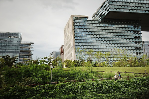 포토 JPG 주간 여자 남자 여유 휴식 대화 서기 상반신 20대 성인 야외 두명 한국인 출근 퇴근 사이클링 라이딩 미니벨로 탄천 성인만 국내포토 자연요소 감정 컨셉 모션 말하기 사람 동양인 청년 강 자전거 육상스포츠 출퇴근 파일형식