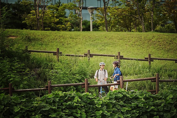 포토 JPG 주간 여자 남자 여유 휴식 대화 서기 상반신 20대 성인 야외 두명 한국인 출근 퇴근 사이클링 라이딩 미니벨로 탄천 성인만 국내포토 자연요소 감정 컨셉 모션 말하기 사람 동양인 청년 강 자전거 육상스포츠 출퇴근 파일형식