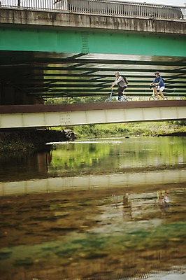 포토 JPG 주간 여자 남자 20대 성인 야외 두명 옆모습 강 한국인 승차 출근 퇴근 사이클링 라이딩 미니벨로 탄천 가교 성인만 국내포토 자연요소 건축물 뷰포인트 모션 사람 동양인 청년 자전거 육상스포츠 출퇴근 파일형식