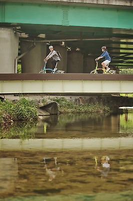 포토 JPG 주간 여자 남자 20대 성인 야외 두명 옆모습 강 한국인 승차 출근 퇴근 사이클링 라이딩 미니벨로 탄천 가교 성인만 국내포토 자연요소 건축물 뷰포인트 모션 사람 동양인 청년 자전거 육상스포츠 출퇴근 파일형식