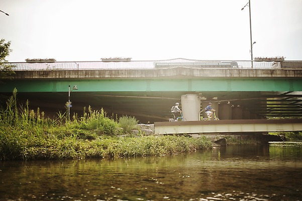 포토 JPG 주간 여자 남자 20대 성인 야외 두명 옆모습 강 한국인 승차 출근 퇴근 사이클링 라이딩 미니벨로 탄천 가교 성인만 국내포토 자연요소 건축물 뷰포인트 모션 사람 동양인 청년 자전거 육상스포츠 출퇴근 파일형식