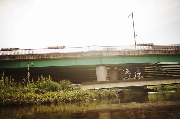 포토 JPG 주간 여자 남자 20대 성인 야외 두명 옆모습 강 한국인 승차 출근 퇴근 사이클링 라이딩 미니벨로 탄천 가교 성인만 국내포토 자연요소 건축물 뷰포인트 모션 사람 동양인 청년 자전거 육상스포츠 출퇴근 파일형식