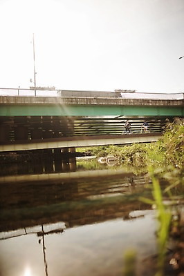 포토 JPG 주간 여자 남자 20대 성인 야외 두명 옆모습 강 한국인 승차 출근 퇴근 사이클링 라이딩 미니벨로 탄천 가교 성인만 국내포토 자연요소 건축물 뷰포인트 모션 사람 동양인 청년 자전거 육상스포츠 출퇴근 파일형식
