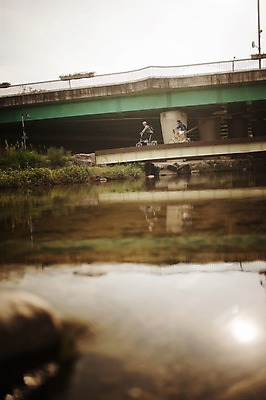포토 JPG 주간 여자 남자 20대 성인 야외 두명 옆모습 강 한국인 승차 출근 퇴근 사이클링 라이딩 미니벨로 탄천 가교 성인만 국내포토 자연요소 건축물 뷰포인트 모션 사람 동양인 청년 자전거 육상스포츠 출퇴근 파일형식