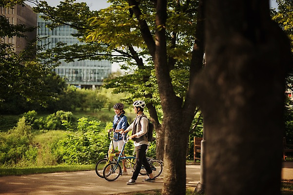 포토 JPG 주간 전신 여자 남자 20대 성인 야외 두명 옆모습 걷기 한국인 밀기 출근 퇴근 사이클링 라이딩 미니벨로 자전거도로 탄천 성인만 국내포토 자연요소 뷰포인트 모션 사람 동양인 청년 강 자전거 육상스포츠 출퇴근 전용도로 파일형식
