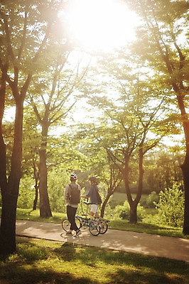 포토 JPG 주간 전신 여자 남자 20대 성인 야외 두명 옆모습 걷기 한국인 밀기 출근 퇴근 사이클링 라이딩 미니벨로 자전거도로 탄천 성인만 국내포토 자연요소 뷰포인트 모션 사람 동양인 청년 강 자전거 육상스포츠 출퇴근 전용도로 파일형식