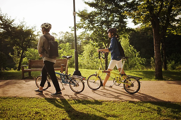 포토 JPG 주간 전신 여자 남자 20대 성인 야외 두명 옆모습 걷기 한국인 밀기 출근 퇴근 사이클링 라이딩 미니벨로 자전거도로 탄천 성인만 국내포토 자연요소 뷰포인트 모션 사람 동양인 청년 강 자전거 육상스포츠 출퇴근 전용도로 파일형식