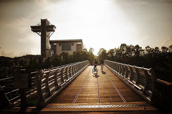 포토 JPG 주간 전신 여자 남자 20대 성인 야외 두명 뒷모습 일몰 한국인 승차 퇴근 사이클링 라이딩 미니벨로 가교 성인만 국내포토 자연요소 건축물 뷰포인트 모션 사람 동양인 청년 노을 자전거 육상스포츠 출퇴근 파일형식