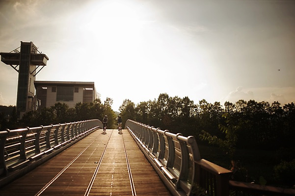 포토 JPG 주간 전신 여자 남자 20대 성인 야외 두명 뒷모습 일몰 한국인 승차 퇴근 사이클링 라이딩 미니벨로 가교 성인만 국내포토 자연요소 건축물 뷰포인트 모션 사람 동양인 청년 노을 자전거 육상스포츠 출퇴근 파일형식