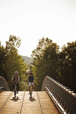 포토 JPG 주간 전신 여자 남자 그림자 20대 성인 야외 두명 앞모습 마주보기 일몰 한국인 승차 퇴근 사이클링 라이딩 미니벨로 가교 성인만 국내포토 자연요소 건축물 뷰포인트 모션 사람 동양인 청년 노을 자전거 육상스포츠 출퇴근 파일형식