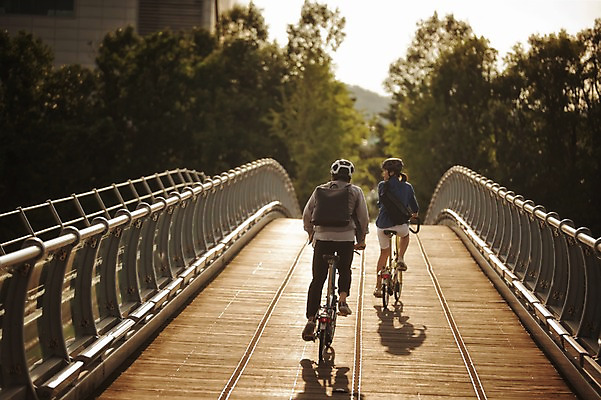포토 JPG 주간 전신 여자 남자 그림자 20대 성인 야외 두명 뒷모습 일몰 한국인 승차 퇴근 사이클링 라이딩 미니벨로 가교 성인만 국내포토 자연요소 건축물 뷰포인트 모션 사람 동양인 청년 노을 자전거 육상스포츠 출퇴근 파일형식