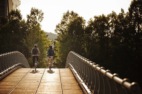포토 JPG 주간 전신 여자 남자 그림자 20대 성인 야외 두명 뒷모습 일몰 한국인 승차 퇴근 사이클링 라이딩 미니벨로 가교 성인만 국내포토 자연요소 건축물 뷰포인트 모션 사람 동양인 청년 노을 자전거 육상스포츠 출퇴근 파일형식