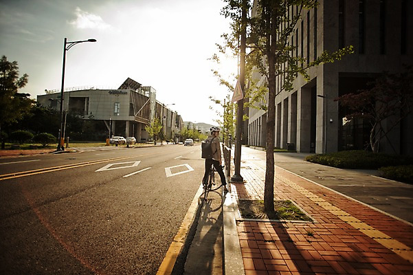 포토 JPG 주간 전신 남자 도로 여유 휴식 그림자 한명 서기 20대 야외 뒷모습 햇빛 일몰 한국인 도시 보행로 퇴근 사이클링 라이딩 로드자전거 초저녁 남자만 성인남자만 청년남자만 성인남자한명만 국내포토 자연요소 1 감정 길 뷰포인트 컨셉 교통시설 모션 사람 동양인 청년 태양 노을 자전거 저녁 육상스포츠 출퇴근 남자한명만 청년만 성인만 파일형식