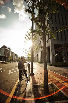 포토 JPG 주간 전신 남자 도로 여유 휴식 그림자 한명 서기 20대 야외 뒷모습 햇빛 일몰 한국인 도시 보행로 퇴근 통화 사이클링 라이딩 로드자전거 초저녁 남자만 성인남자만 청년남자만 성인남자한명만 국내포토 자연요소 1 감정 길 뷰포인트 컨셉 교통시설 모션 사람 동양인 청년 태양 노을 자전거 저녁 육상스포츠 출퇴근 남자한명만 청년만 성인만 파일형식
