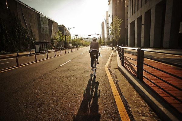포토 JPG 주간 전신 남자 도로 그림자 한명 20대 야외 뒷모습 일몰 한국인 도시 승차 퇴근 사이클링 라이딩 로드자전거 남자만 성인남자만 청년남자만 성인남자한명만 국내포토 자연요소 1 길 뷰포인트 교통시설 모션 사람 동양인 청년 노을 자전거 육상스포츠 출퇴근 남자한명만 청년만 성인만 파일형식