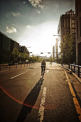 포토 JPG 주간 전신 남자 도로 그림자 한명 20대 야외 뒷모습 햇빛 일몰 한국인 도시 승차 퇴근 사이클링 라이딩 로드자전거 남자만 성인남자만 청년남자만 성인남자한명만 국내포토 자연요소 1 길 뷰포인트 교통시설 모션 사람 동양인 청년 태양 노을 자전거 육상스포츠 출퇴근 남자한명만 청년만 성인만 파일형식