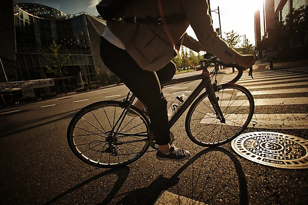 포토 JPG 주간 남자 도로 그림자 한명 20대 야외 옆모습 일몰 한국인 하반신 도시 승차 퇴근 사이클링 라이딩 로드자전거 남자만 성인남자만 청년남자만 성인남자한명만 국내포토 자연요소 1 길 뷰포인트 교통시설 모션 사람 동양인 청년 노을 자전거 육상스포츠 출퇴근 남자한명만 청년만 성인만 파일형식
