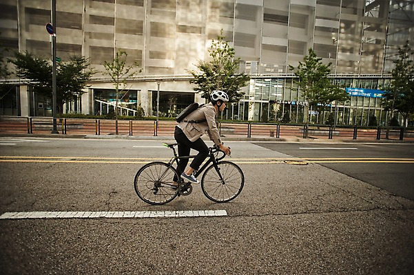 포토 JPG 주간 전신 남자 도로 한명 20대 야외 옆모습 한국인 도시 승차 출근 퇴근 사이클링 라이딩 로드자전거 남자만 성인남자만 청년남자만 성인남자한명만 국내포토 자연요소 1 길 뷰포인트 교통시설 모션 사람 동양인 청년 자전거 육상스포츠 출퇴근 남자한명만 청년만 성인만 파일형식