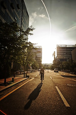 포토 JPG 주간 전신 남자 도로 그림자 한명 20대 야외 앞모습 일몰 한국인 승차 퇴근 사이클링 라이딩 로드자전거 남자만 성인남자만 청년남자만 성인남자한명만 국내포토 자연요소 1 길 뷰포인트 교통시설 모션 사람 동양인 청년 노을 자전거 육상스포츠 출퇴근 남자한명만 청년만 성인만 파일형식