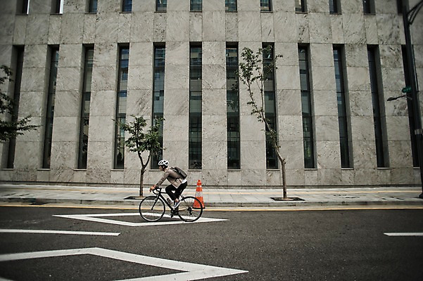 포토 JPG 주간 전신 남자 도로 한명 20대 야외 건물 옆모습 한국인 도시 승차 출근 퇴근 사이클링 라이딩 로드자전거 남자만 성인남자만 청년남자만 성인남자한명만 국내포토 자연요소 1 건축물 길 뷰포인트 교통시설 모션 사람 동양인 청년 자전거 육상스포츠 출퇴근 남자한명만 청년만 성인만 파일형식