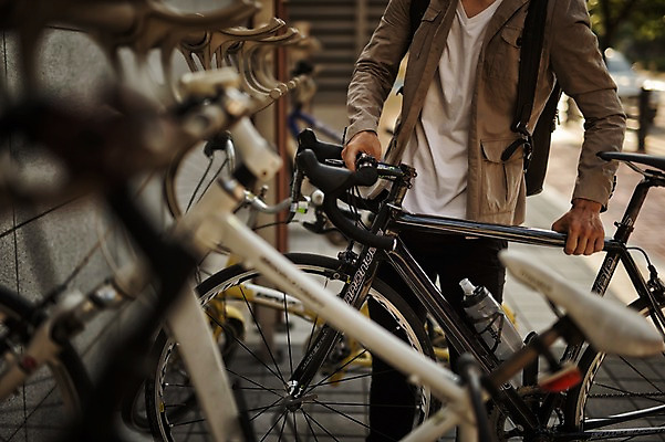 포토 JPG 주간 남자 한명 20대 야외 한국인 하반신 주차 사이클링 꺼내기 넣기 라이딩 로드자전거 남자만 성인남자만 청년남자만 성인남자한명만 국내포토 자연요소 1 모션 사람 동양인 청년 자전거 육상스포츠 남자한명만 청년만 성인만 파일형식