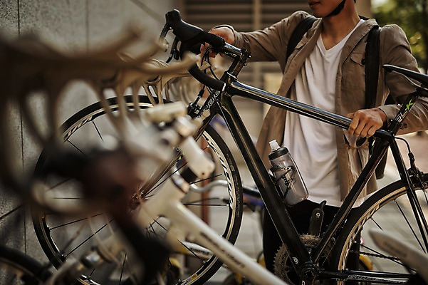 포토 JPG 주간 남자 한명 상반신 20대 야외 한국인 주차 사이클링 꺼내기 넣기 라이딩 로드자전거 남자만 성인남자만 청년남자만 성인남자한명만 국내포토 자연요소 1 모션 사람 동양인 청년 자전거 육상스포츠 남자한명만 청년만 성인만 파일형식