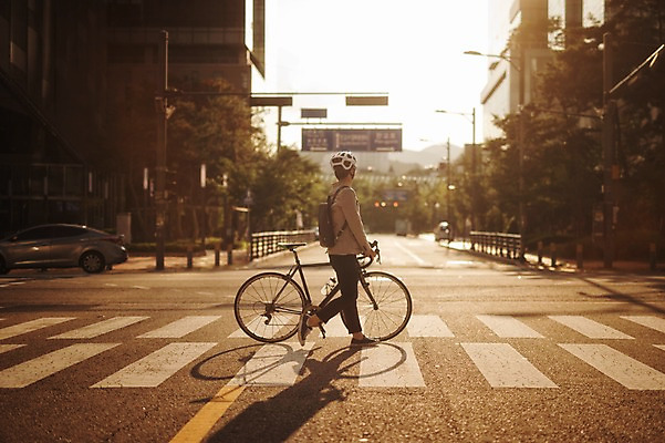포토 JPG 주간 전신 남자 그림자 한명 20대 야외 옆모습 걷기 일몰 한국인 도시 횡단보도 밀기 퇴근 사이클링 라이딩 로드자전거 남자만 성인남자만 청년남자만 성인남자한명만 국내포토 자연요소 1 뷰포인트 모션 사람 동양인 청년 노을 자전거 보행로 육상스포츠 출퇴근 남자한명만 청년만 성인만 파일형식