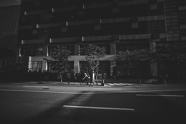 포토 JPG 주간 전신 남자 도로 흑백 한명 20대 야외 옆모습 한국인 도시 승차 퇴근 사이클링 라이딩 로드자전거 남자만 성인남자만 청년남자만 성인남자한명만 국내포토 자연요소 1 길 뷰포인트 교통시설 모션 촬영기법 사람 동양인 청년 자전거 육상스포츠 출퇴근 남자한명만 청년만 성인만 파일형식