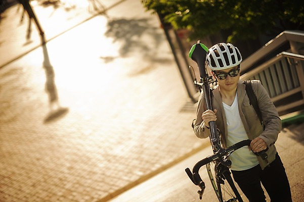 포토 JPG 주간 남자 한명 들기 상반신 20대 야외 앞모습 걷기 일몰 한국인 퇴근 오르기 육교 사이클링 라이딩 로드자전거 남자만 성인남자만 청년남자만 성인남자한명만 국내포토 자연요소 1 뷰포인트 모션 사람 동양인 청년 노을 자전거 다리_건축물 육상스포츠 출퇴근 남자한명만 청년만 성인만 파일형식