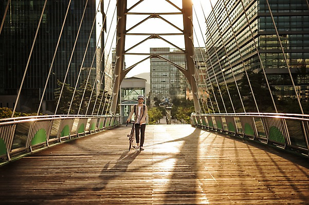 포토 JPG 주간 전신 남자 그림자 한명 20대 야외 앞모습 걷기 일몰 한국인 도시 밀기 퇴근 육교 사이클링 라이딩 로드자전거 남자만 성인남자만 청년남자만 성인남자한명만 국내포토 자연요소 1 뷰포인트 모션 사람 동양인 청년 노을 자전거 다리_건축물 육상스포츠 출퇴근 남자한명만 청년만 성인만 파일형식