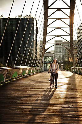 포토 JPG 주간 전신 남자 그림자 한명 20대 야외 앞모습 걷기 일몰 한국인 도시 밀기 퇴근 육교 사이클링 라이딩 로드자전거 남자만 성인남자만 청년남자만 성인남자한명만 국내포토 자연요소 1 뷰포인트 모션 사람 동양인 청년 노을 자전거 다리_건축물 육상스포츠 출퇴근 남자한명만 청년만 성인만 파일형식