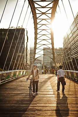 포토 JPG 주간 전신 남자 그림자 한명 20대 야외 앞모습 걷기 일몰 한국인 도시 밀기 퇴근 육교 사이클링 라이딩 로드자전거 남자만 성인남자만 청년남자만 성인남자한명만 국내포토 자연요소 1 뷰포인트 모션 사람 동양인 청년 노을 자전거 다리_건축물 육상스포츠 출퇴근 남자한명만 청년만 성인만 파일형식