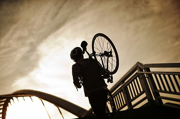 포토 JPG 주간 남자 하늘 한명 들기 상반신 20대 야외 걷기 일몰 한국인 퇴근 육교 사이클링 라이딩 로드자전거 남자만 성인남자만 청년남자만 성인남자한명만 국내포토 자연요소 1 모션 사람 동양인 청년 노을 자전거 다리_건축물 육상스포츠 출퇴근 남자한명만 청년만 성인만 파일형식