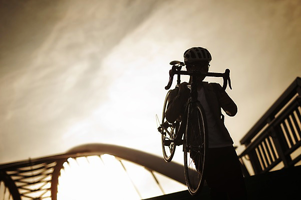 포토 JPG 주간 남자 하늘 한명 들기 상반신 20대 야외 걷기 일몰 한국인 퇴근 육교 사이클링 라이딩 로드자전거 남자만 성인남자만 청년남자만 성인남자한명만 국내포토 자연요소 1 모션 사람 동양인 청년 노을 자전거 다리_건축물 육상스포츠 출퇴근 남자한명만 청년만 성인만 파일형식