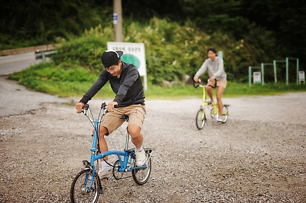 포토 JPG 주간 전신 여자 남자 20대 성인 야외 두명 한국인 승차 강원도 사이클링 라이딩 미니벨로 비포장도로 성인만 함백산 국내포토 자연요소 도로 모션 산 한국 사람 동양인 청년 자전거 육상스포츠 정선 파일형식