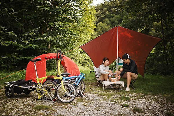 포토 JPG 주간 커플 여자 남자 여유 티타임 휴식 텐트 앉기 20대 야외 캠핑 한국인 강원도 트레일러 미니벨로 접기 접이식 성인만 함백산 브롬핑 국내포토 자연요소 감정 컨셉 관계 모션 레저 산 한국 캠핑도구 사람 동양인 청년 자전거 정선 파일형식