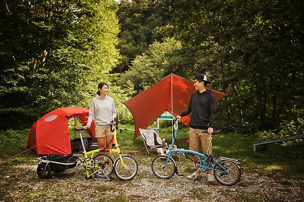 포토 JPG 주간 전신 커플 여자 남자 서기 미소 20대 성인 야외 두명 앞모습 마주보기 캠핑 한국인 즐거움 준비 강원도 트레일러 설레임 미니벨로 성인만 함백산 브롬핑 국내포토 자연요소 감정 뷰포인트 관계 모션 레저 산 한국 표정 사람 동양인 청년 자전거 정선 파일형식