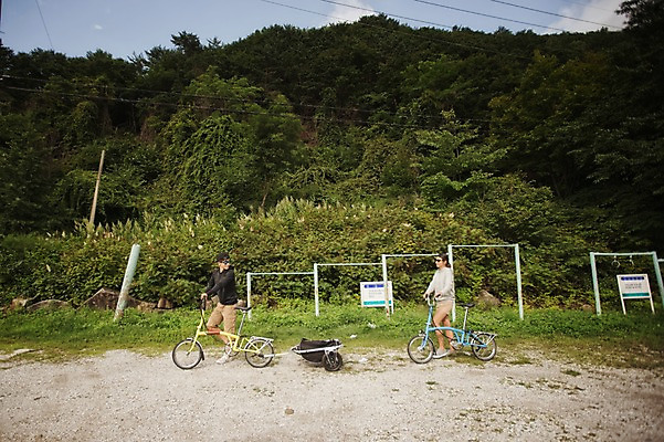 포토 JPG 주간 전신 여자 남자 20대 성인 야외 두명 옆모습 한국인 밀기 강원도 트레일러 사이클링 라이딩 미니벨로 성인만 함백산 브롬핑 국내포토 자연요소 뷰포인트 모션 산 한국 사람 동양인 청년 자전거 캠핑 육상스포츠 정선 파일형식