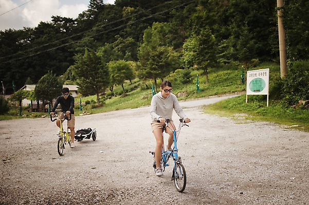 포토 JPG 주간 전신 커플 여자 남자 20대 성인 야외 두명 앞모습 한국인 승차 강원도 트레일러 사이클링 라이딩 미니벨로 성인만 함백산 브롬핑 국내포토 자연요소 뷰포인트 관계 모션 산 한국 사람 동양인 청년 자전거 캠핑 육상스포츠 정선 파일형식