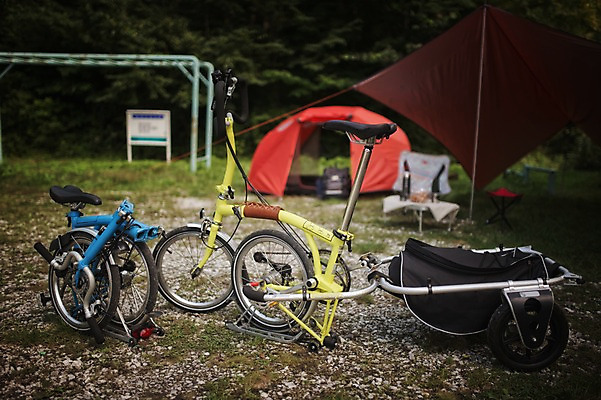 포토 JPG 주간 사람없음 야외 캠핑 강원도 트레일러 두대 미니벨로 접기 접이식 브롬핑 국내포토 자연요소 2 모션 레저 한국 자전거 파일형식