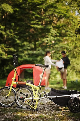 포토 JPG 주간 여자 남자 한대 20대 성인 야외 두명 아웃포커스 캠핑 한국인 강원도 트레일러 미니벨로 성인만 브롬핑 국내포토 자연요소 1 레저 한국 촬영기법 사람 동양인 청년 자전거 파일형식